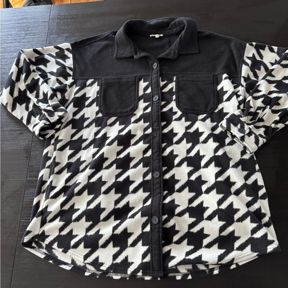 Maurices Tops - Maurice’s Wilder Fleece Shacket / Black & White Houndstooth Pattern / Size XL